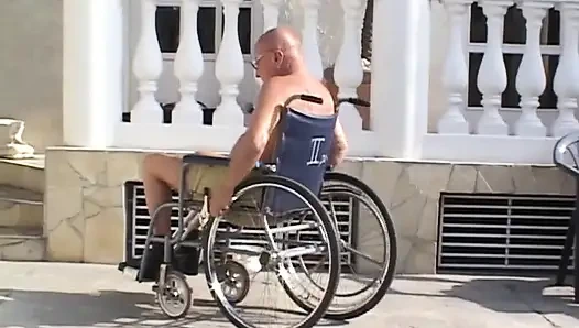 Yaşlı ve genç orta yaşlı seksi kadın bahçede sikişiyor