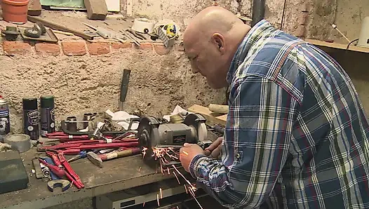 Sarışın Hatun atölyede Yarak Emiyor Ve Amını açıyor