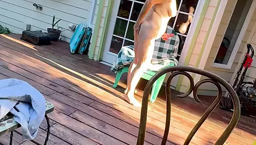 Çilli edepsiz evli kadın güvertede domalıyor ve göt tıkacının arkasından sikiliyor