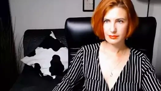 Kızıl saçlı milf kamerada soyunuyor.