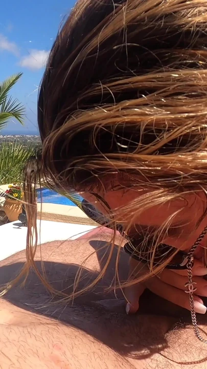 Büyük memeli sarışın orta yaşlı seksi kadın havuz kenarında vahşice yarağa biniyor