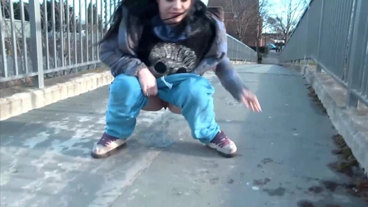 Fetiş hatun herkesin içinde işiyor