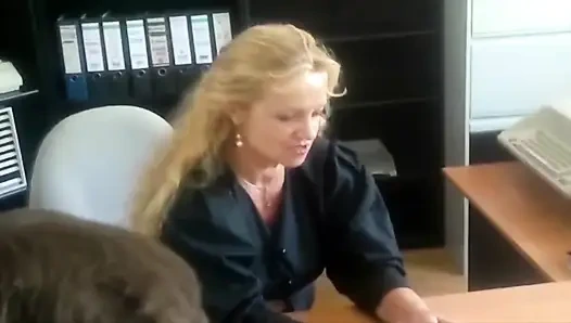 Fransız döl yiyen sürtük ofiste iki yarağı memnun etmek zorunda