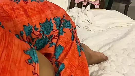 Erkek Arkadaşı, Kocası Dışarıdayken Evde Azgın Aldatan Bir Eşle Tanışıyor Ve Onun Sikini Emerken Bir Video Çekiyor