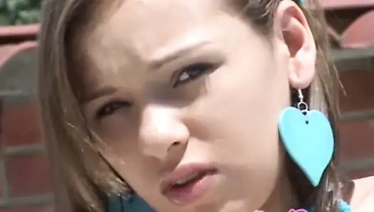 Sunkissed solo genç sürtük parmaklar ona kedi