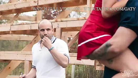 Tribünlü sarışın iki yarak transangel alıyor