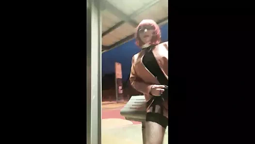 İstasyonda, yeniden hapsolmadan önce kızın son çıkışı