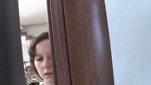 Masum genç kız sürtük üvey annesinin bir yabancıyla sikiştiğini öğreniyor