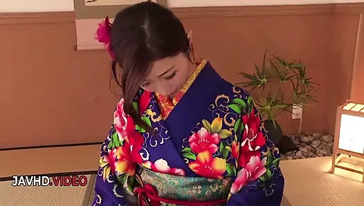 Kimono'daki ateşli Japon kadın kamerada ateşli sakso çekiyor