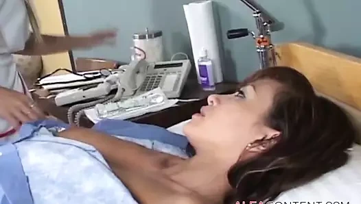 Asyalı seksi hemşire hastayla ilgilenir
