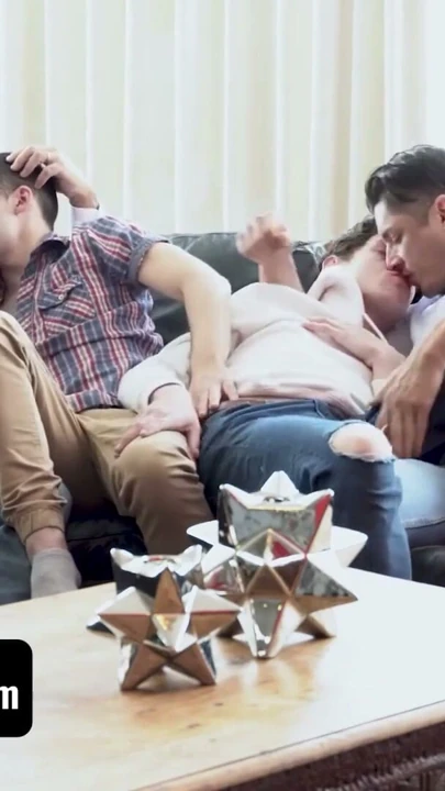 Twink ticareti - yaramaz twinks bir film gecesi boyunca üvey babalarını baştan çıkarmak ve takas etmek için bir plan yapar | Klip 1