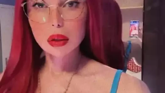 Güzel Erika Schinaider bana eşlik etmeye geliyor