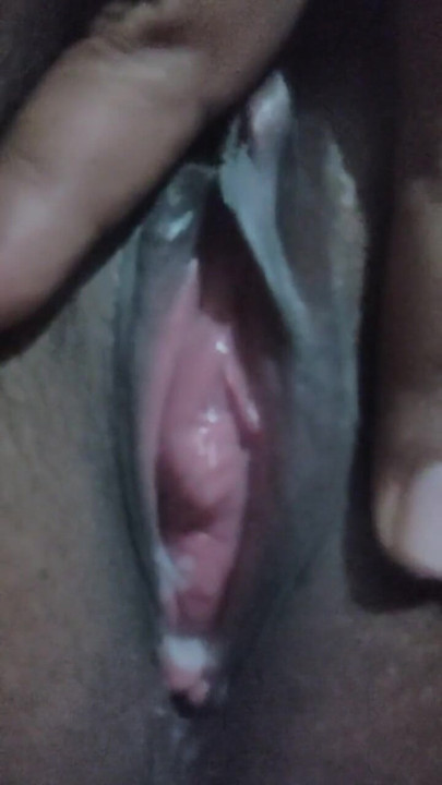Chudai ki pyasi bhabhi dekhiye kaise masal rahi chut ko | Clip 1