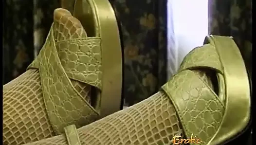 Uzun boylu sarışın dominatrix iki seksi harl ile bazı sapıkça eğlence var