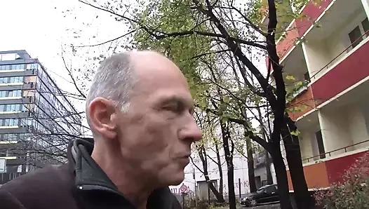 Sarışın iri güzel kadın sikiliyor ve yüzüne boşalma