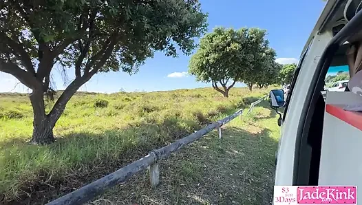 Amatör azgın çift açık havada minibüste sikişiyor