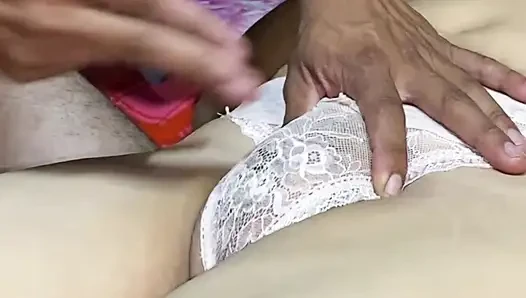 Nazikçe sok! Bakire bir öğrenciyim ve ilk kez seks denemek istiyorum!