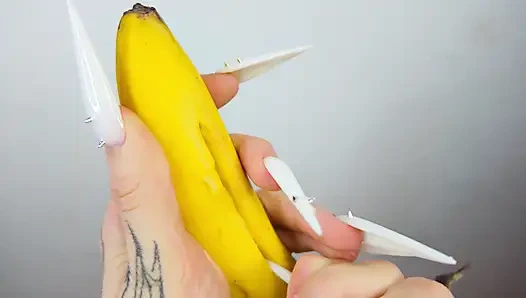 Uzun beyaz tırnaklar yarak gibi muzu tırmalıyor ve parçalıyor