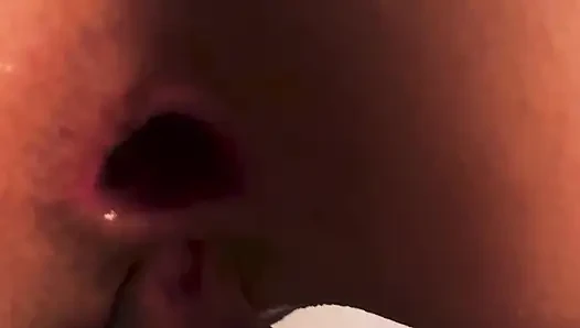 Athena sert anal sikiliyor ve ağzı açık