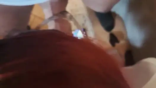 Gözlüklü MILF, ağzına boşalmış oral seks yapıyor