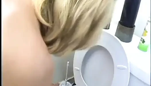 Pirsingli sarışın kadın sikiliyor ve ayaklarına püskürtülür