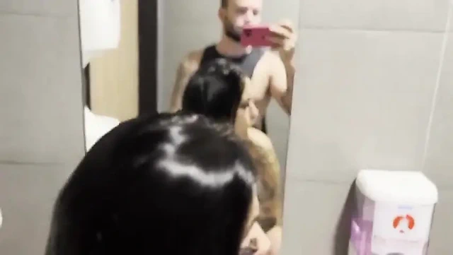 Comi a Funcionria Do Mc No Banheiro Do Trabalho Dela E Gozei Dentro