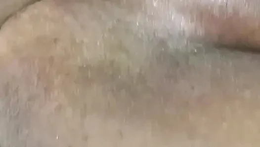 Üvey kız arkadaşımın amına yağla masaj yaptı ve parmaklandı.
