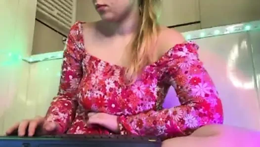 Jucielussie doğal büyük memelerle oynuyor