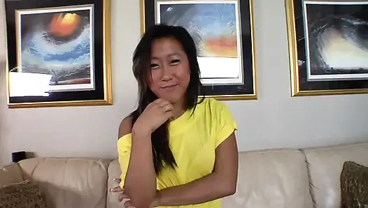 Azgın hatun amcığının sert sikiş pembe yarığı dölle dolu güzel görünüyor