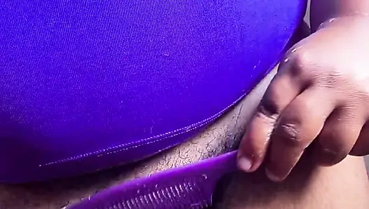 Onu sikmen için amcığımdaki kılları yıkıyorum