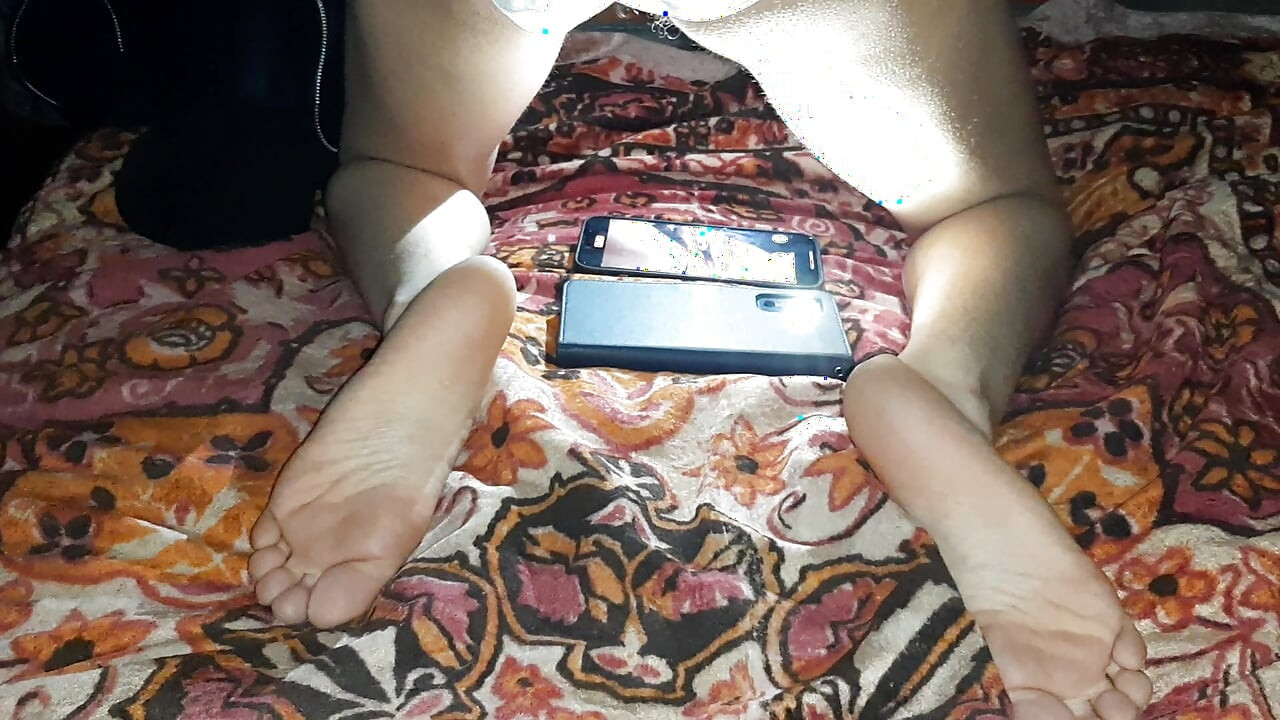 Kız arkadaşımı porno videosu çekerken yakaladım ve aynı anda onunla mastürbasyon yapmaya başladım