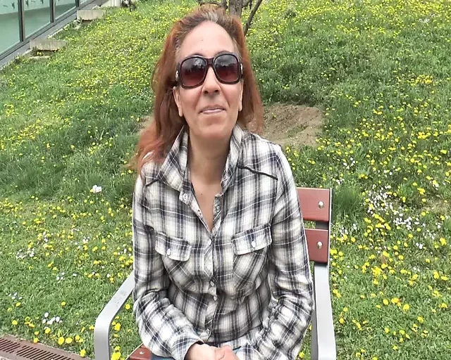 Minik yarak orta yaşlı seksi kadını sikiyor