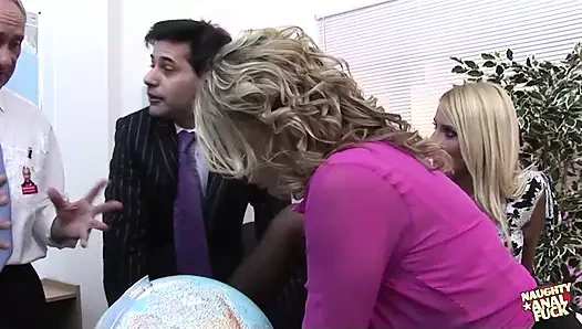 Racy sarışınlarla ofis röportajı tutkulu grup sekse ve derin anal penetrasyona yol açıyor