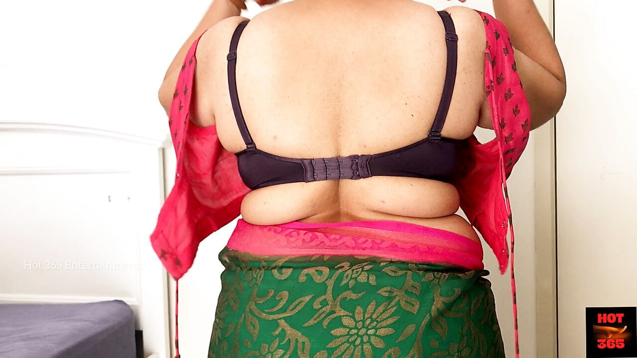 En seksi sari erotik pozla giyiniyor - seks yok - çıplaklık yok