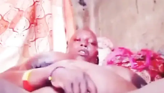 Viral Kenyalı şişman olgun kadın amına mastürbasyon yapıyor