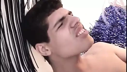 Sarışın travesti Soraia Araujo genç delikanlıyı baştan çıkarıyor ve sonra birbirlerini sikiyorlar