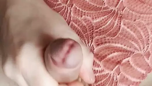 Petite ejaculation en string dentelle