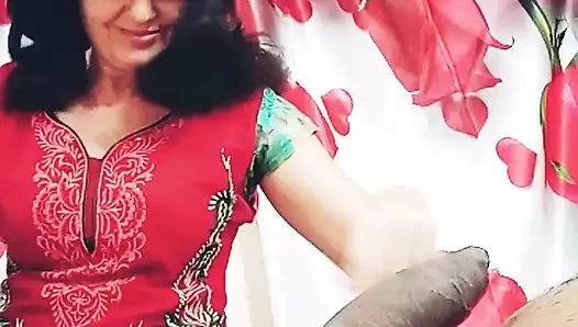 Genç erkek avcısı orta yaşlı seksi kadın, yalıyor