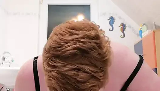 Randevu gecesinden önce banyoda bir şipşak