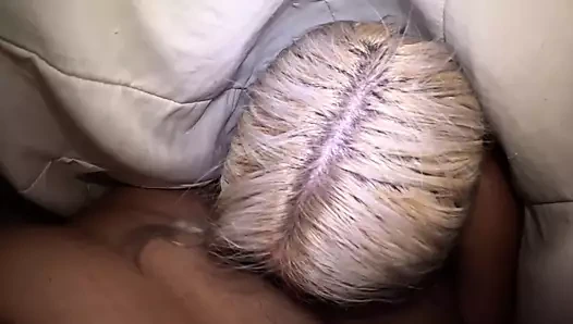 Üvey kız kardeşim yorganın altında süründü ve bana ıslak bir sakso çekti. Derin bakış açısı