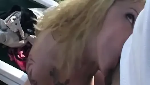 Olgun orta yaşlı seksi kadınlar açık havada sakso çektikten sonra kalın dölü paylaşıyor