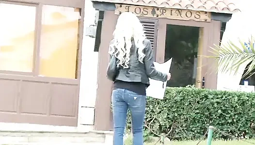 Sarışın ormanda sert bir adam tarafından çılgınca sikiliyor