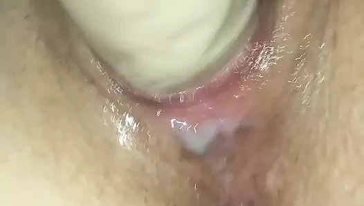 Evli kadın dildo kullanıyor ve boşalıyor