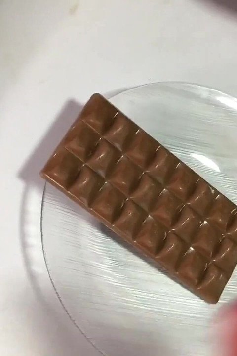 Üvey kız dölle çikolata yiyor