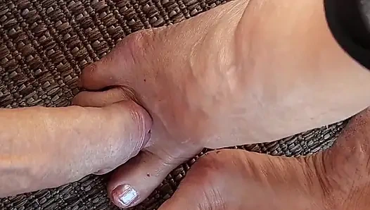 Dışarıda Selena'nın ayaklarına boşalma