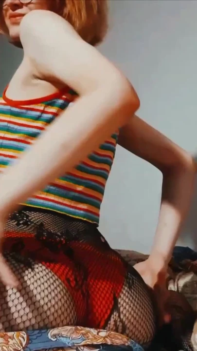 Azgın kız yastığa yarak gibi atlıyor