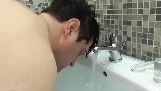 Sahibe amrita ortak bir banyoda sikişen kaltağı sikiyor