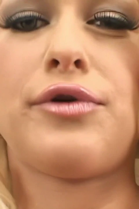 Ateşli sarışın lezbiyenler amcık ve göt yemek için işten izin alıyor