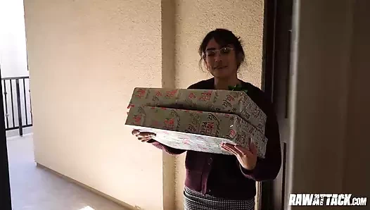 Kitty Valance pembe amcığını sürpriz tatil hediyesi olarak sunuyor