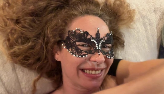 Orta yaşlı seksi kadın Keno taşaklarının dölünü emiyor